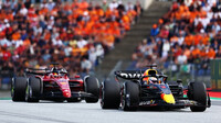 Max Verstappen a Charles Leclerc v závodě v Rakousku