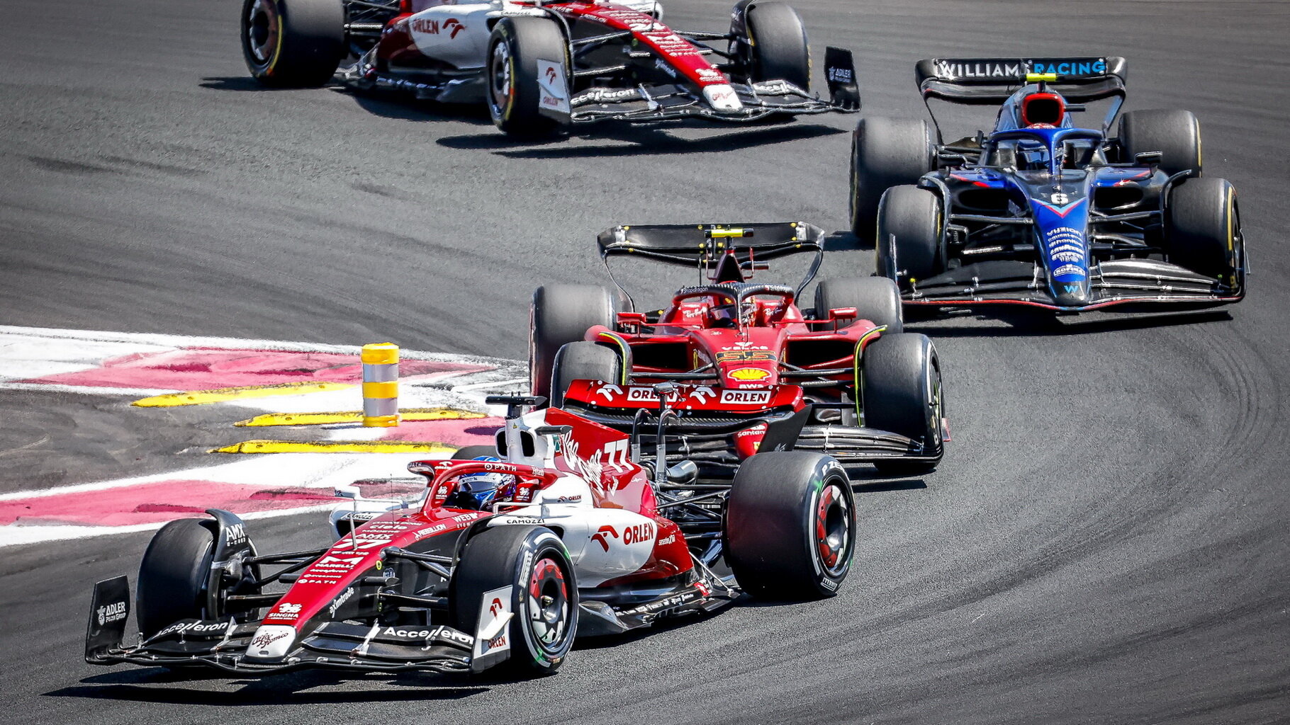 Valtteri Bottas a Carlos Sainz v závodě ve Francii