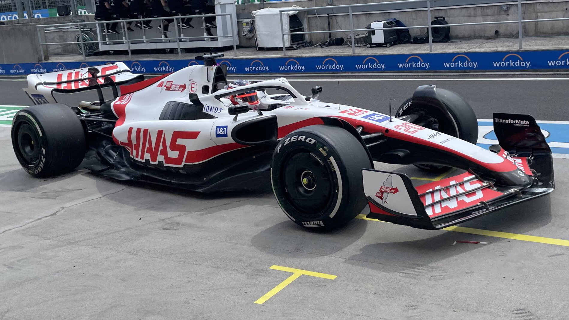 Kevin Magnussen s vylepšeným Haasem VF-22