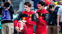 Carlos Sainz a Charles Leclerc po závodě v Maďarsku