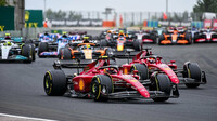 Carlos Sainz a Charles Leclerc při startu závodu v Maďarsku