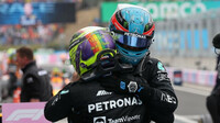 George Russell a Lewis Hamilton po úspěšném závodě v Maďarsku