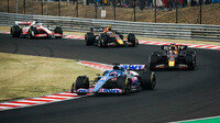 Čtveřice Alonso, Verstappen, Pérez a poslední Magnussen, který má poškozené předním křídlem