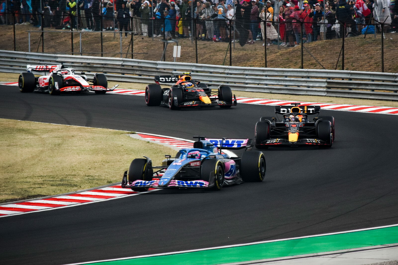 Čtveřice Alonso, Verstappen, Pérez a poslední Magnussen, který má poškozené přední křídlo