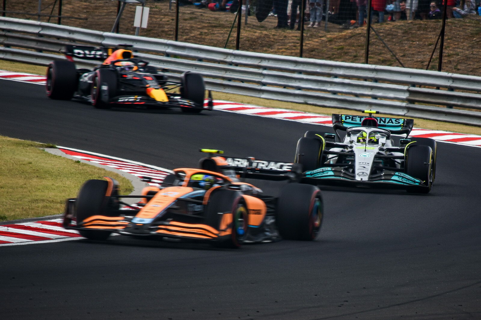McLaren v závodech ztrácí pozice vybojované v kvalifikacích