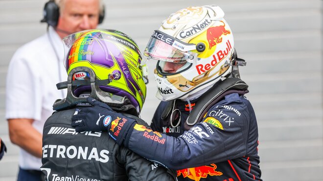 Lewis Hamilton gratuluje k vítězství Maxovi Verstappenovi po závodě v Maďarsku