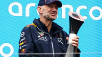 Adrian Newey s trofejí pro vítězný tým