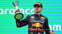 Max Verstappen se svou trofejí za první místo po závodě v Maďarsku