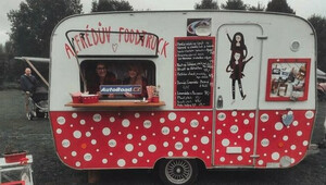 Krásná děvčata a jejich Food Truck Alfréd - anotační obrázek