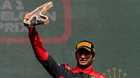 Carlos Sainz se svou trofejí za třetí místo po závodě v Belgii