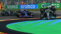 Lewis Hamilton vyletěl v zátačce po kolizy s Fernandem Alonsem v závodě v Belgii