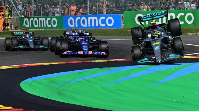 Lewis Hamilton ve vzduchu po kontaktu s Fernandem Alonsem v Les Combes