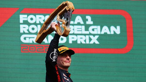 Max Verstappen se svou trofejí za první místo po závodě v Belgii