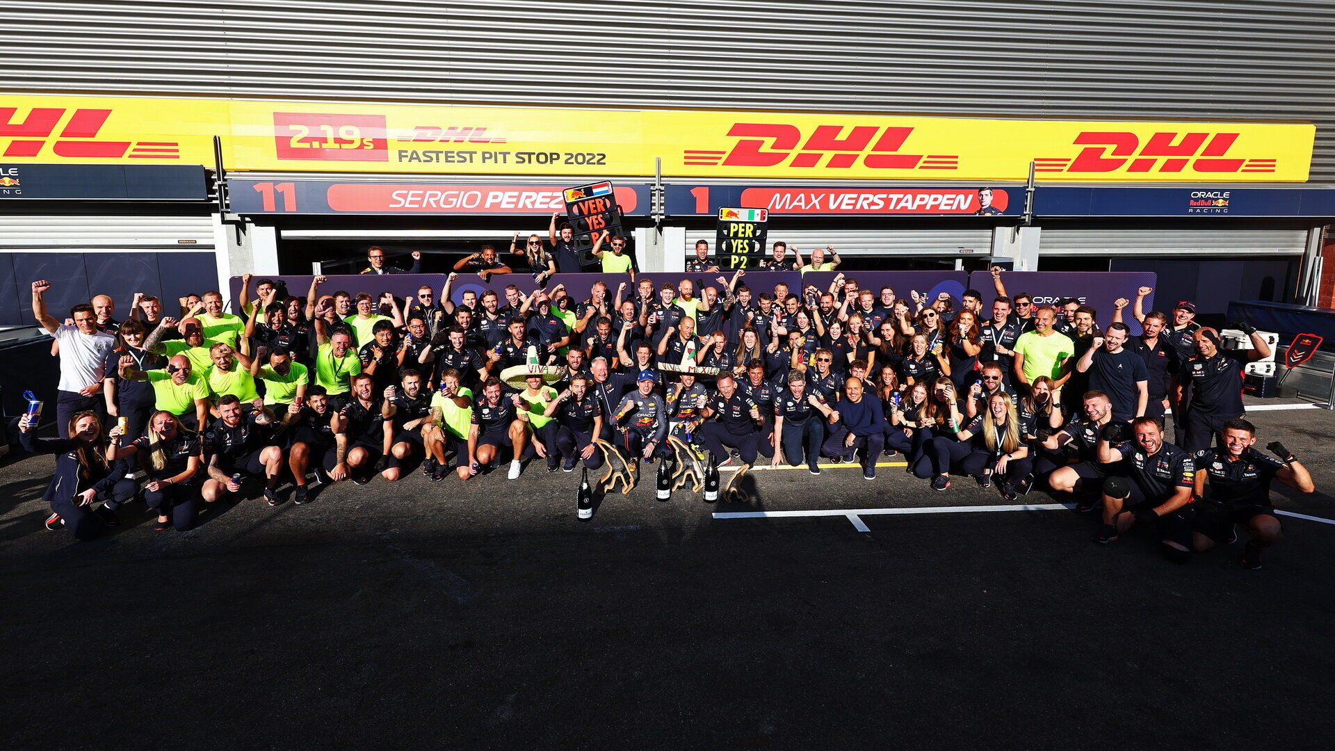 Vítětný tým Red Bull po závodě v Belgii