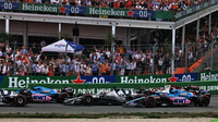 Pierre Gasly, Esteban Ocon a Fernando Alonso po startu závodu v Holandsku