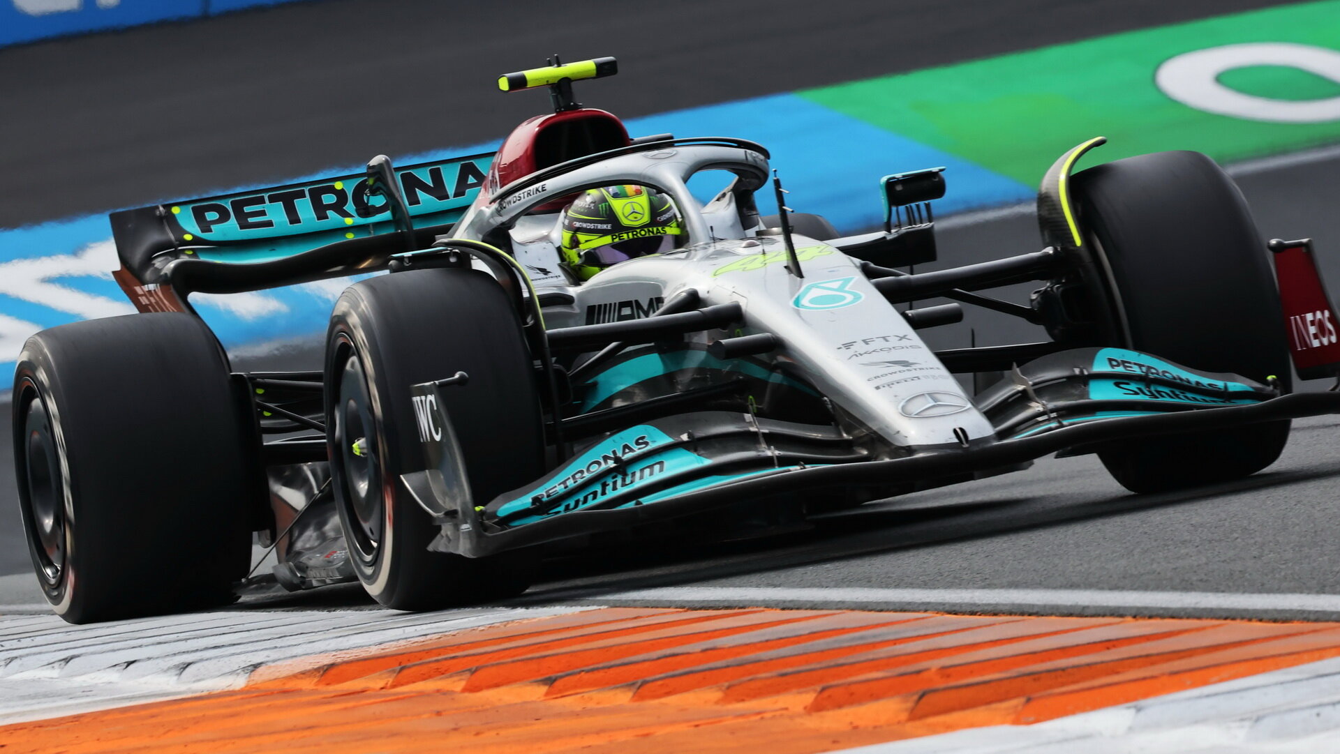 Lewis Hamilton s Mercedesem W13 v Holandsku