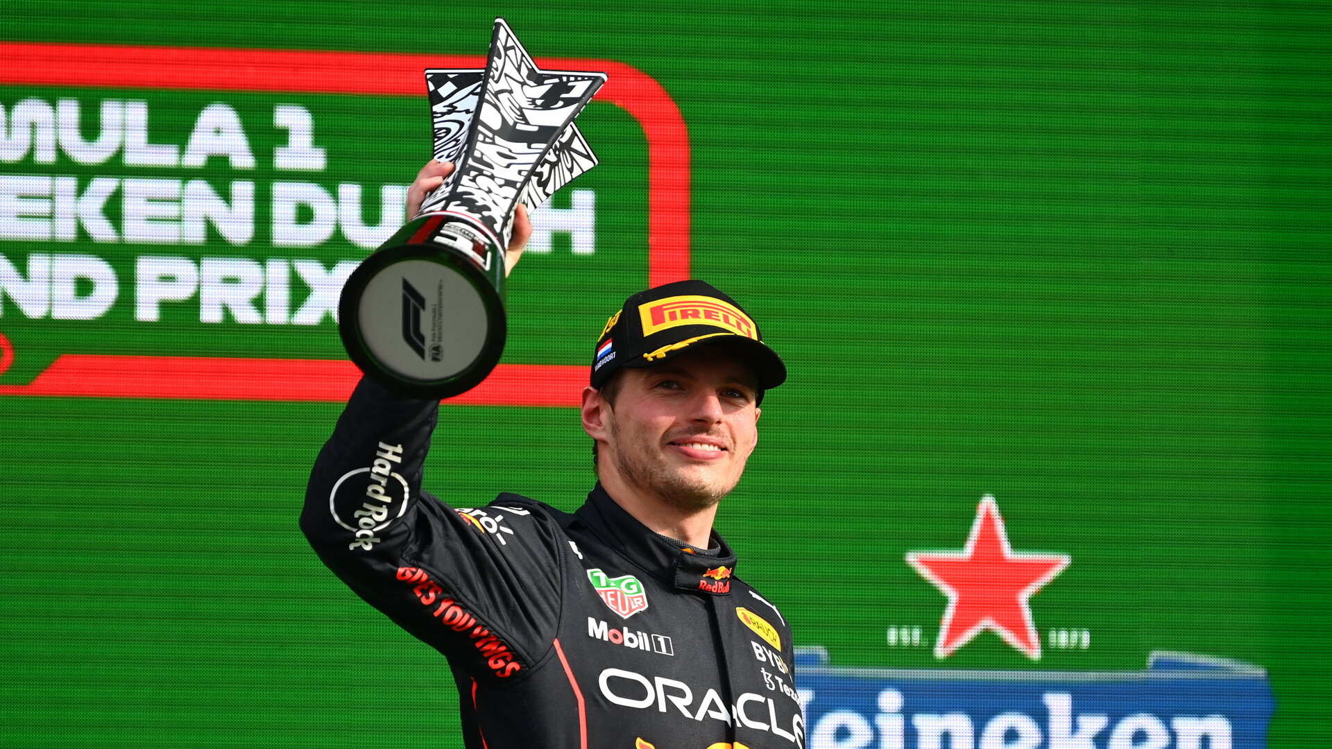 Max Verstappen se svou trofejí za první místo v závodě v Holandsku