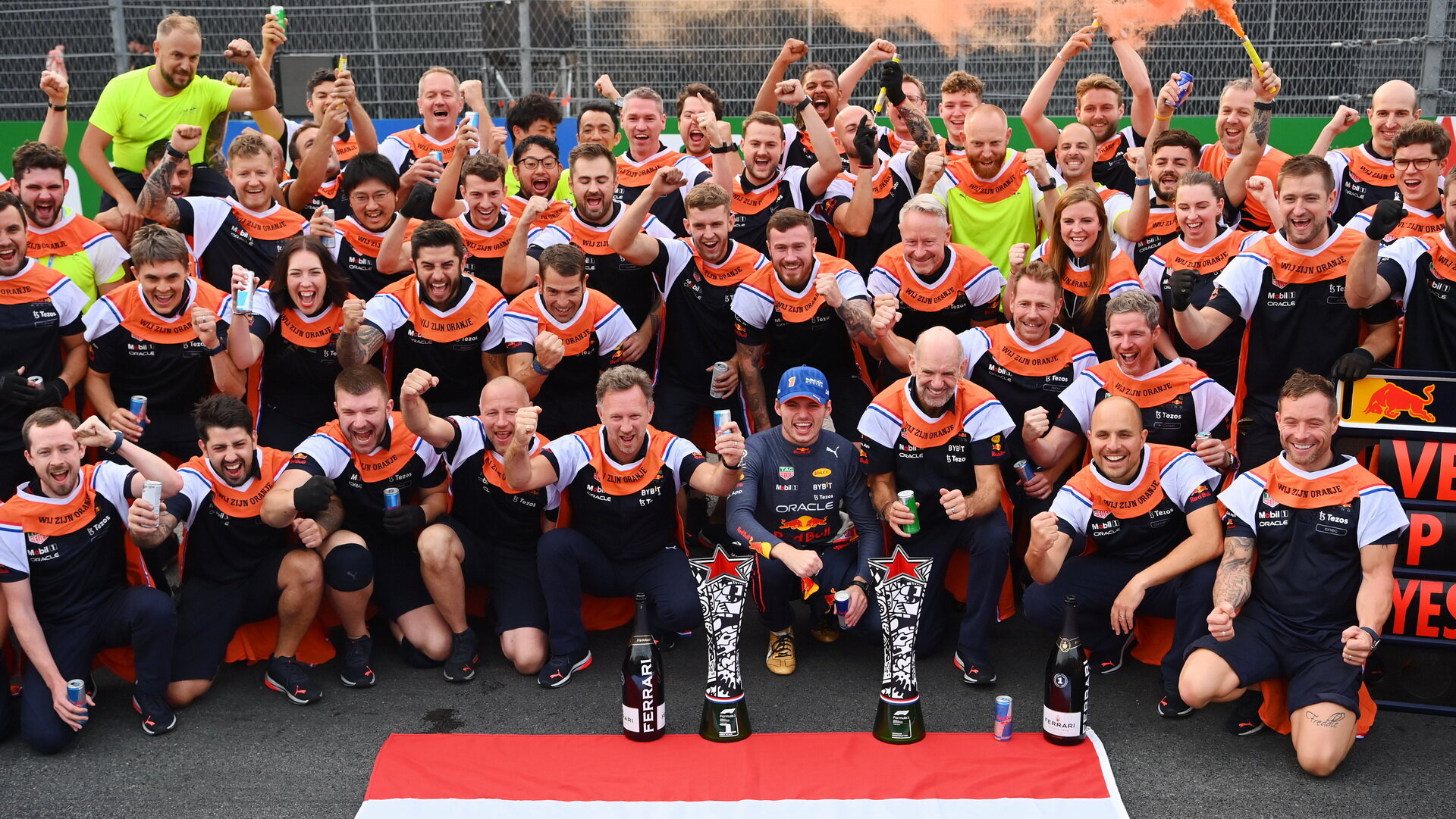 Tým Red Bull slavil vítězství po závodě v Holandsku
