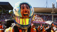 Daniel Ricciardo a jeho přilba před závodem na Monze