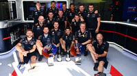 Tým Red Bull s trofejema za vítězství v závodě na Monze