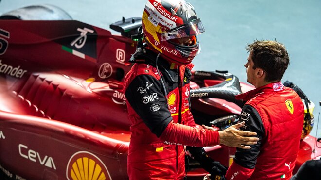 Carlos Sainz a Charles Leclerc po závodě v Singapuru