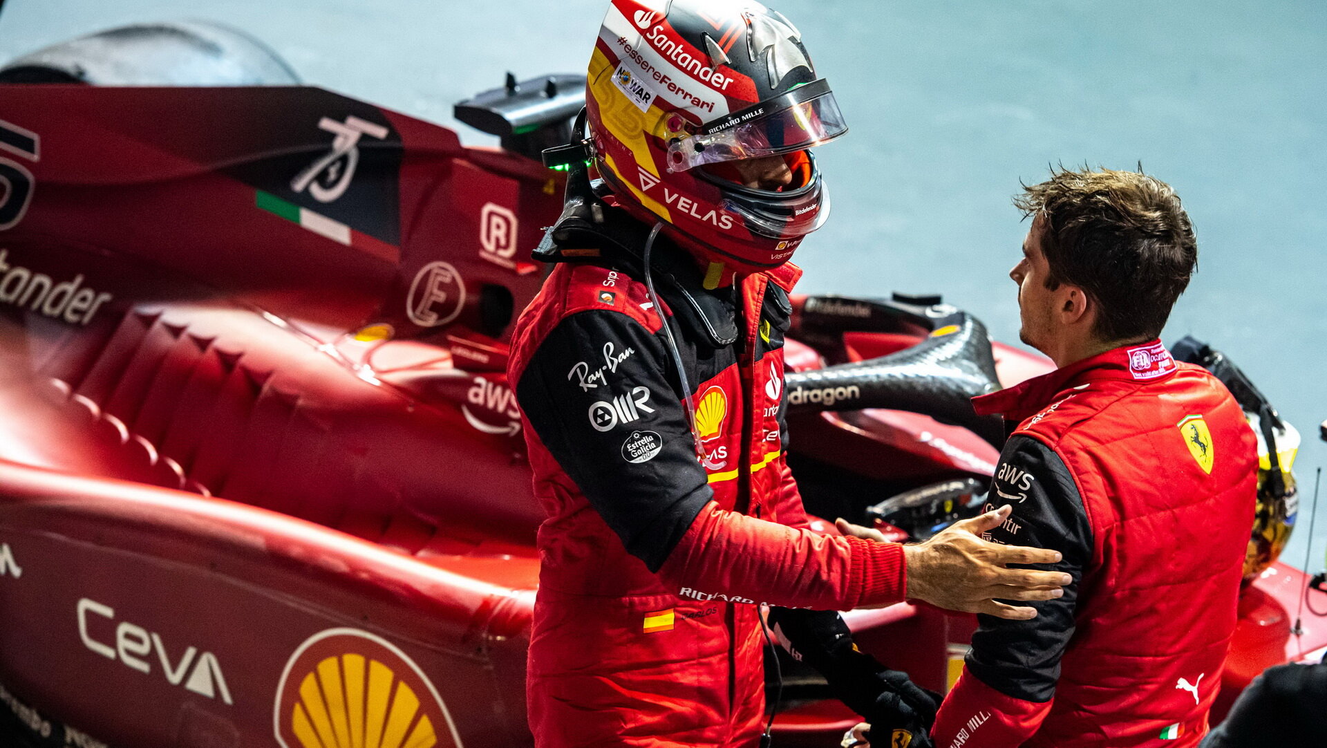 Carlos Sainz a Charles Leclerc po závodě v Singapuru