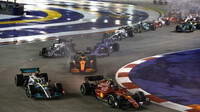 Carlos Sainz a Lewis Hamilton po startu v Singapuru