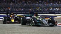 Lewis Hamilton a Max Verstappen v závodě v Singapuru
