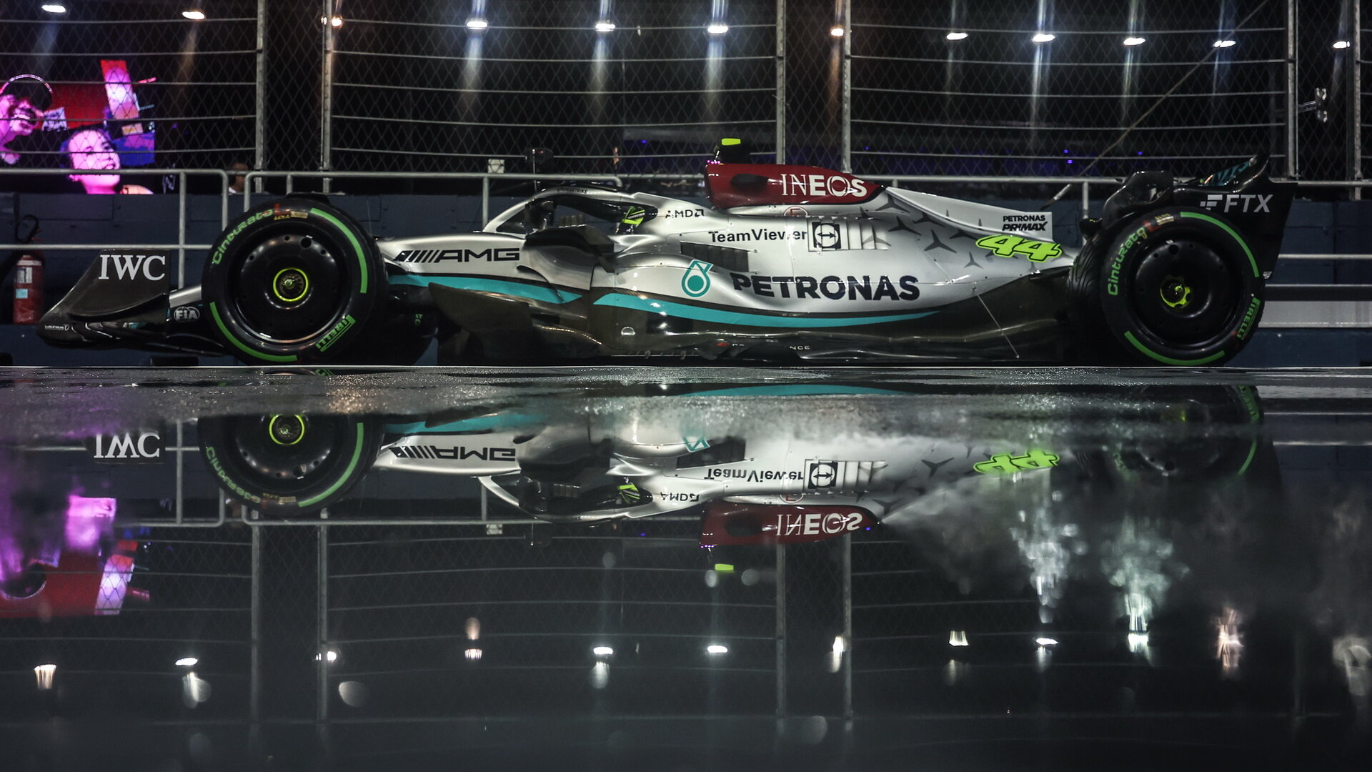 Lewis Hamilton v závodě v Singapuru