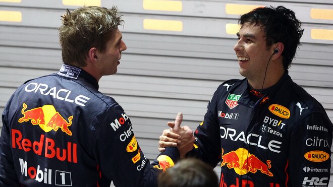 Max Verstappen gratuluje k vítězství Sergiovi Perézovi po závodě v Singapuru