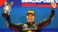 Sergio Pérez se svou trofejí za první místo po závodě v Singapuru