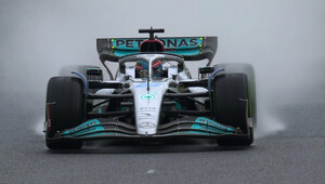 Odpoledne za deště nejrychlejší Mercedesy, Magnussen před oběma Ferrari - anotační obrázek
