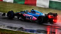 Esteban Ocon v deštivém závodě v Japonsku