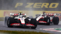 Mick Schumacher a Kevin Magnussen v deštivém závodě v Japonsku