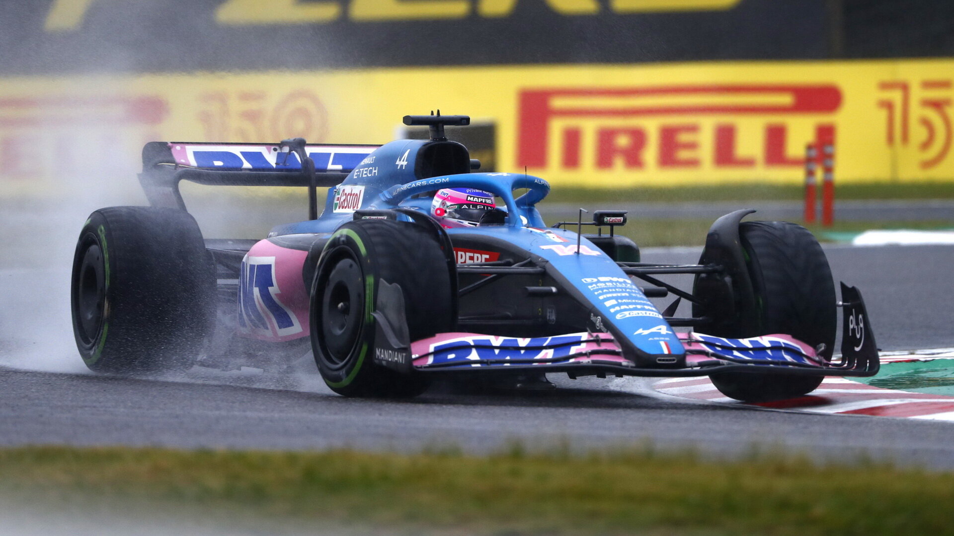 Fernando Alonso v deštivém závodě v Japonsku