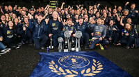 Tým Red Bull slaví vítězství po závodě v Japonsku