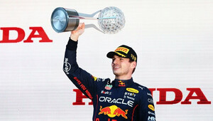 Max Verstappen se svou trofejí za první místo po závodě v Japonsku