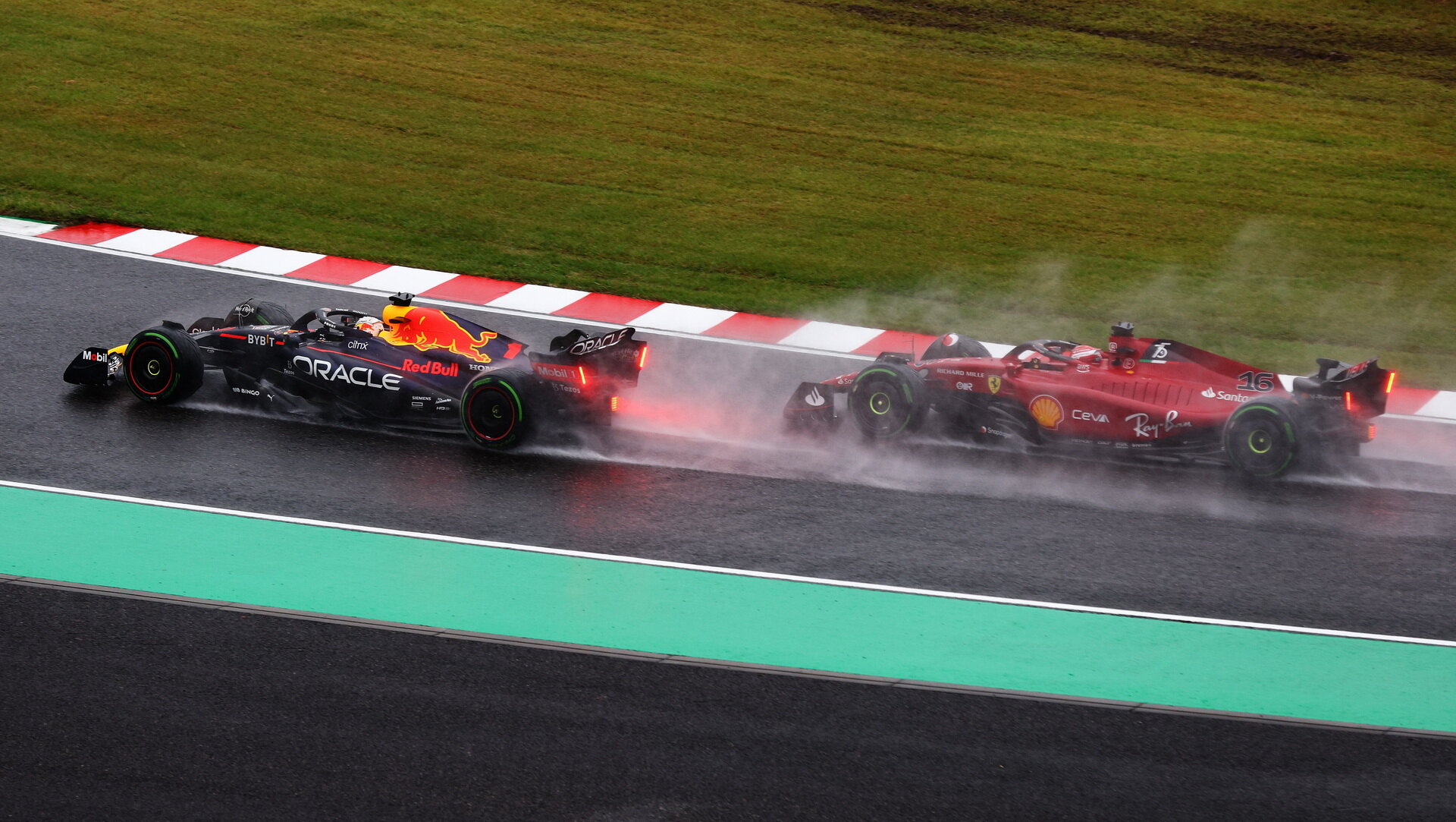 Max Verstappen a Charles Leclerc v deštivém závodě v Japonsku