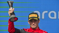 Charles Leclerc se svou trofejí za třetí místo po závodě v americkém Austinu