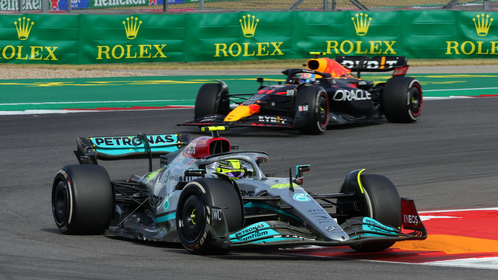 Lewis Hamilton před Sergiem Pérezem
