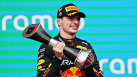 Max Verstappen se svou trofejí za první místo po závodě v americkém Austinu