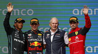 Lewis Hamilton s Maxem Verstappenem, Helmutem Markem a Charlesem Leclercem na pódiu v Austinu