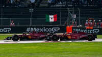 Carlos Sainz a Charles Leclerc v závodě v Mexiku