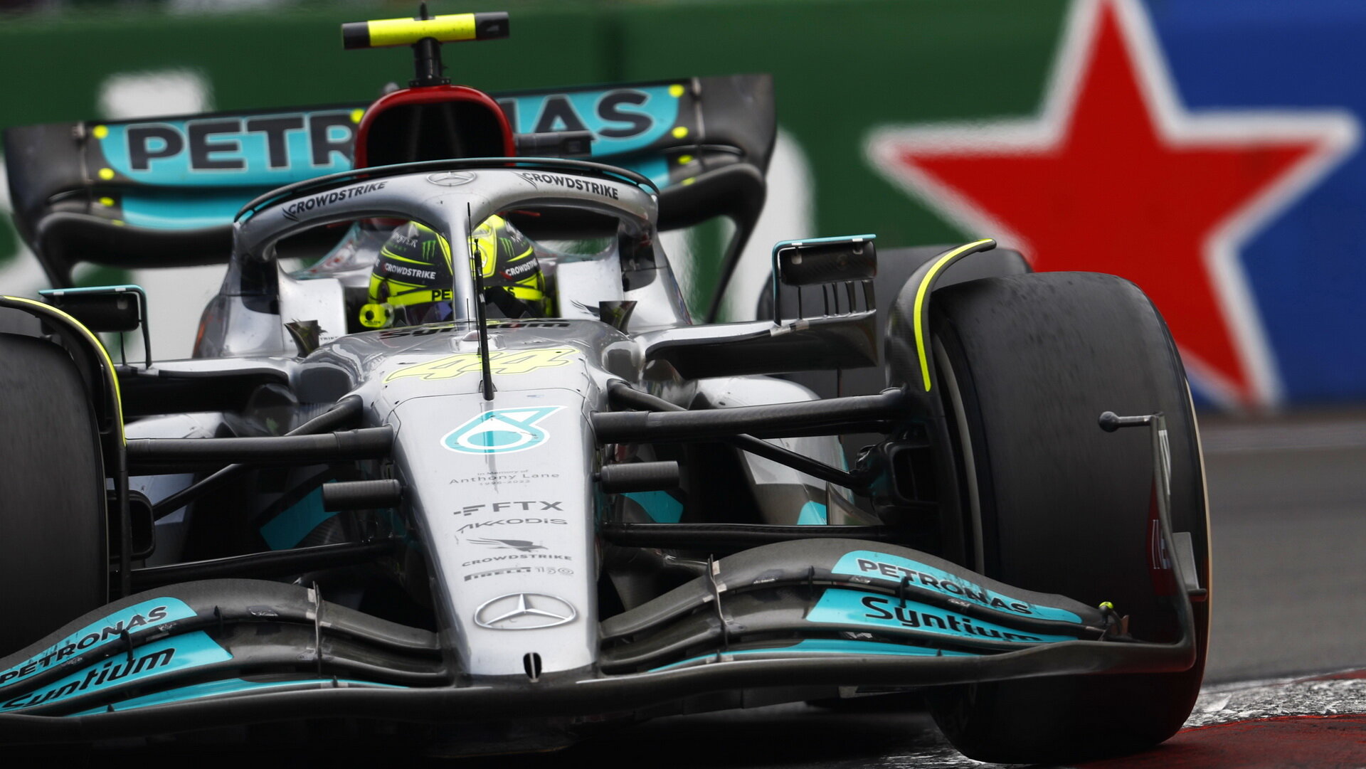 Lewis Hamilton v Mexiku si dojel opět "jen" pro stříbro