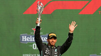 Lewis Hamilton se svou trofejí za druhé místo po závodě v Mexiku