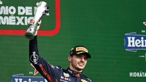 Max Verstappen se svou trofejí za první místo po závodě v Mexiku