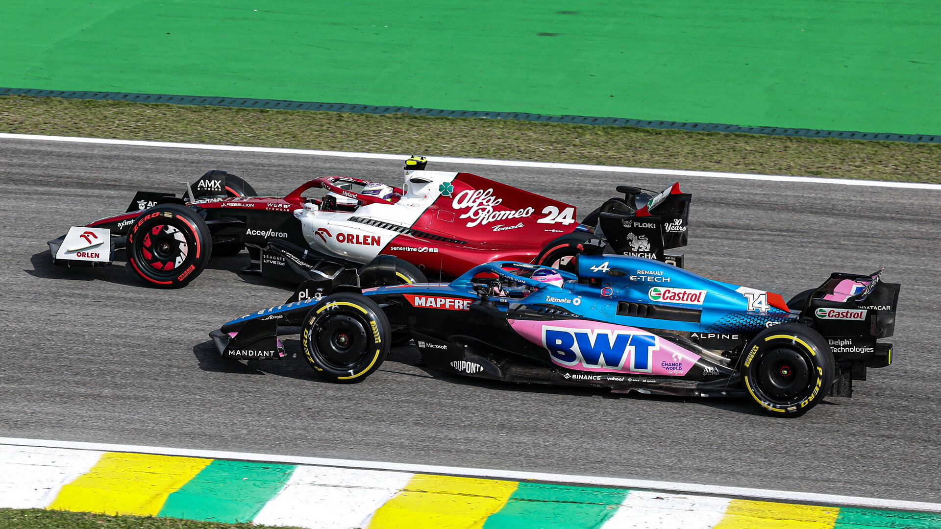 Guanyu Zhou a Fernando Alonso v závodě v Brazílii