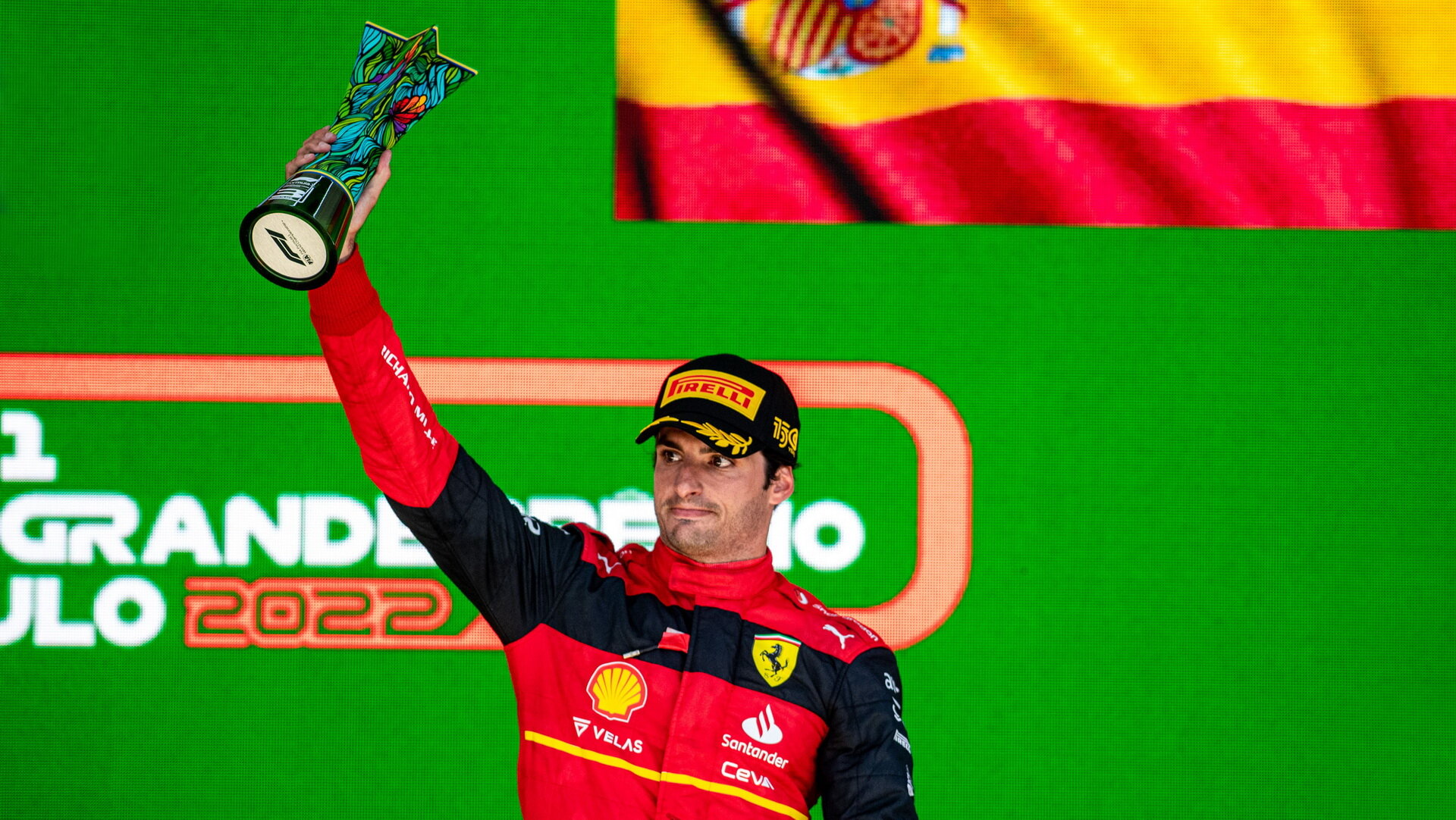 Carlos Sainz se svou trofejí za třetí místo po závodě v Brazílii