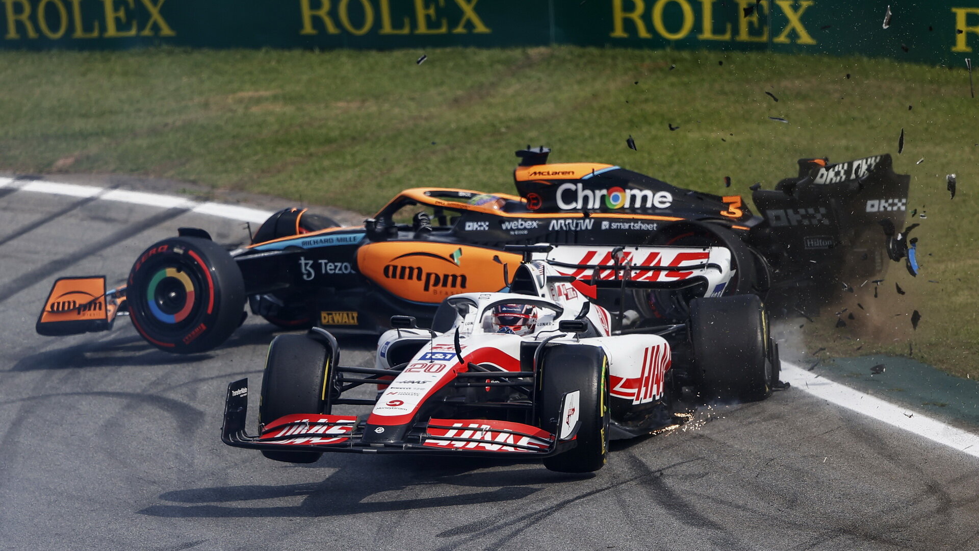 Kevin Magnussen při kolizi s Danielem Ricciardem v závodě v Brazílii