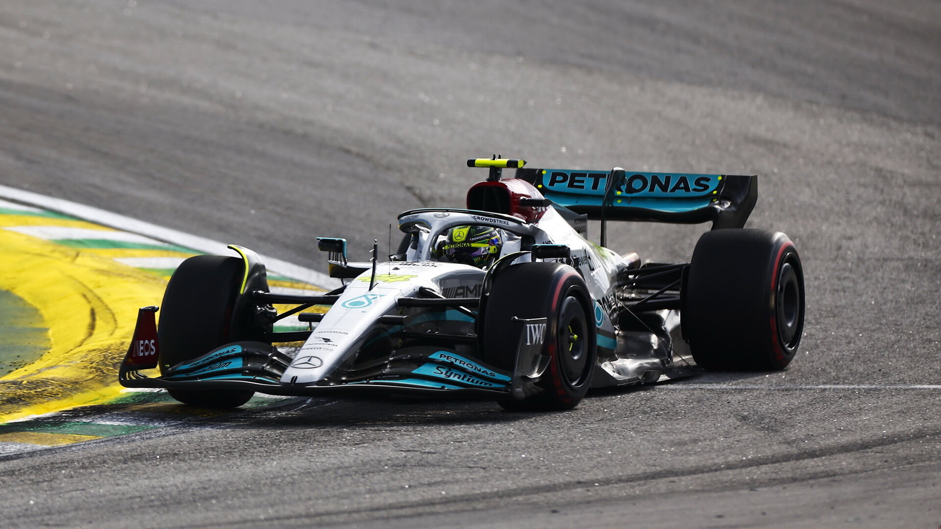 Lewis Hamilton v závodě v Brazílii